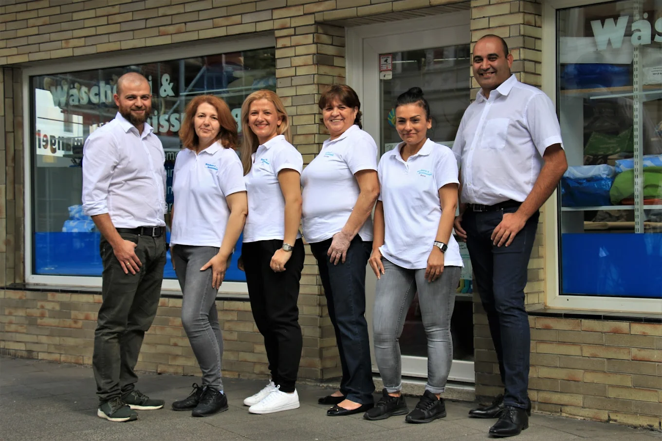 Das Team der Wäscherei Konstantinidis vor dem Geschäft an der Parkstraße 16 in Düsseldorf